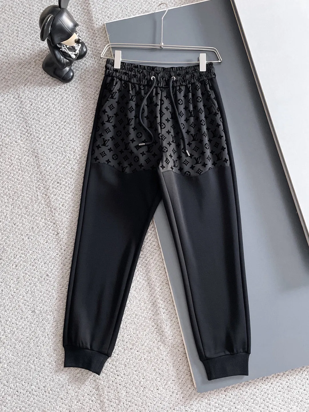 🅿️720 [LV Louis Vuitton] hot-selling suit is coming. Focus on the original version of the official website. 2025 new hot-selling cardigan and sweatshirt suit. The original order is the best. 🇭🇰The meticulous work of top designers. It has a fitting and perfect upper body effect. All-natural high-quality Tencel Roman cotton 100%, close-fitting comfort, noble and elegant! Original hardware embodies elegance and nobility! Counter size: M-3XL (maximum wear up to 190 pounds)